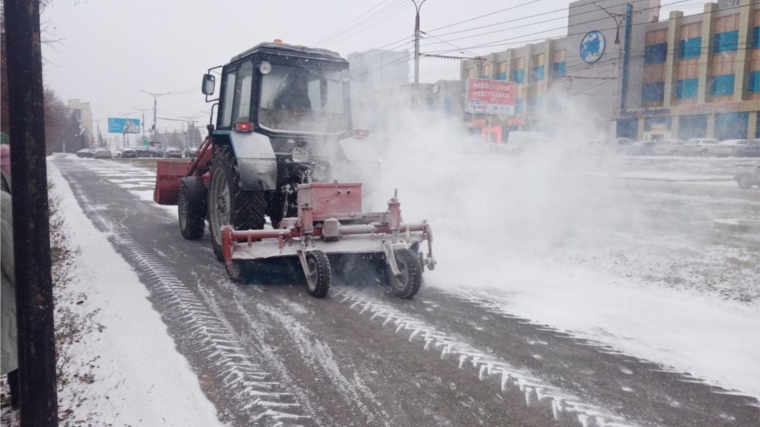 На очистку чебоксарских дорог от снега и ликвидацию гололедицы выпущено более 60 единиц коммунальной техники