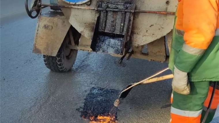 Весенний ремонт чебоксарских дорог выполняется литым асфальтобетоном