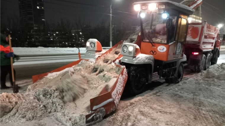 В Чебоксарах дорожники работают на максимуме, идет сильный снегопад