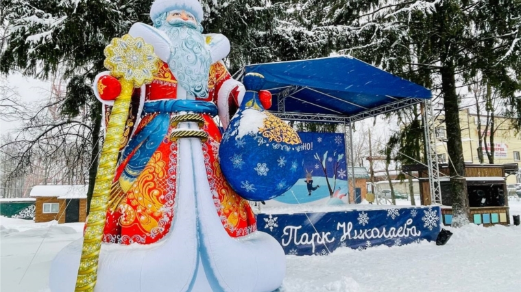 Огромный Дед Мороз и Домик Кролика: как Парк Николаева украшают к Новому году
