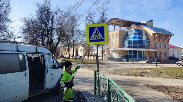 В Чебоксарах начаты мероприятия по мытью дорожных знаков и светофоров